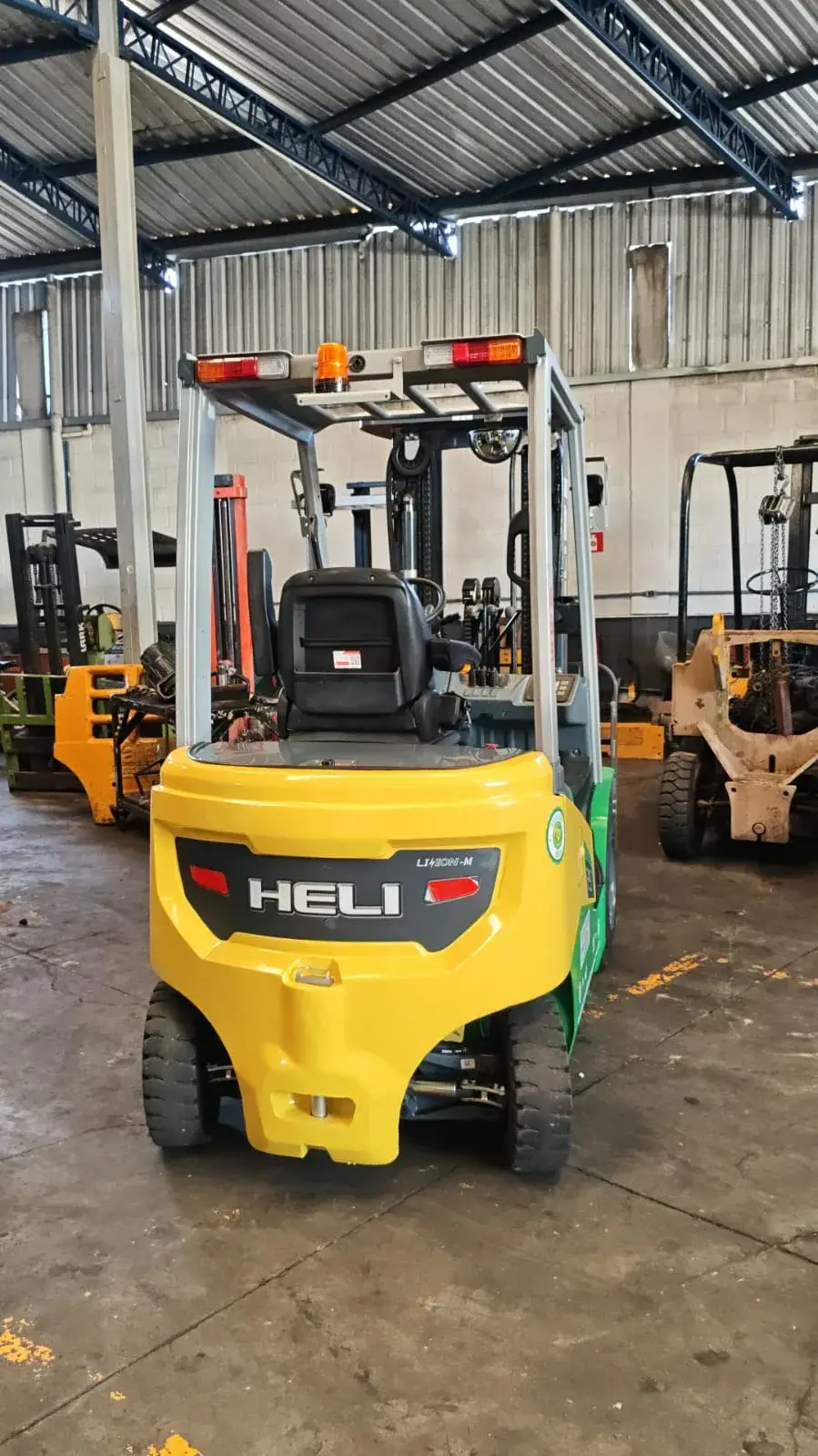 Empilhadeira contrabalançada elétrica HELI a lítio, frota 099, disponível para locação